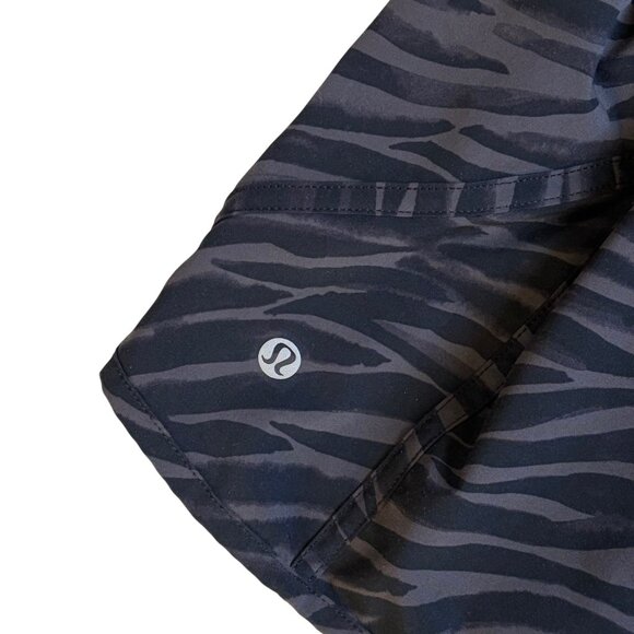 Lululemon Tracker Short V *4" Le Tigre Camo Deep Coal Multi - Size 4 - Picture 4 of 8